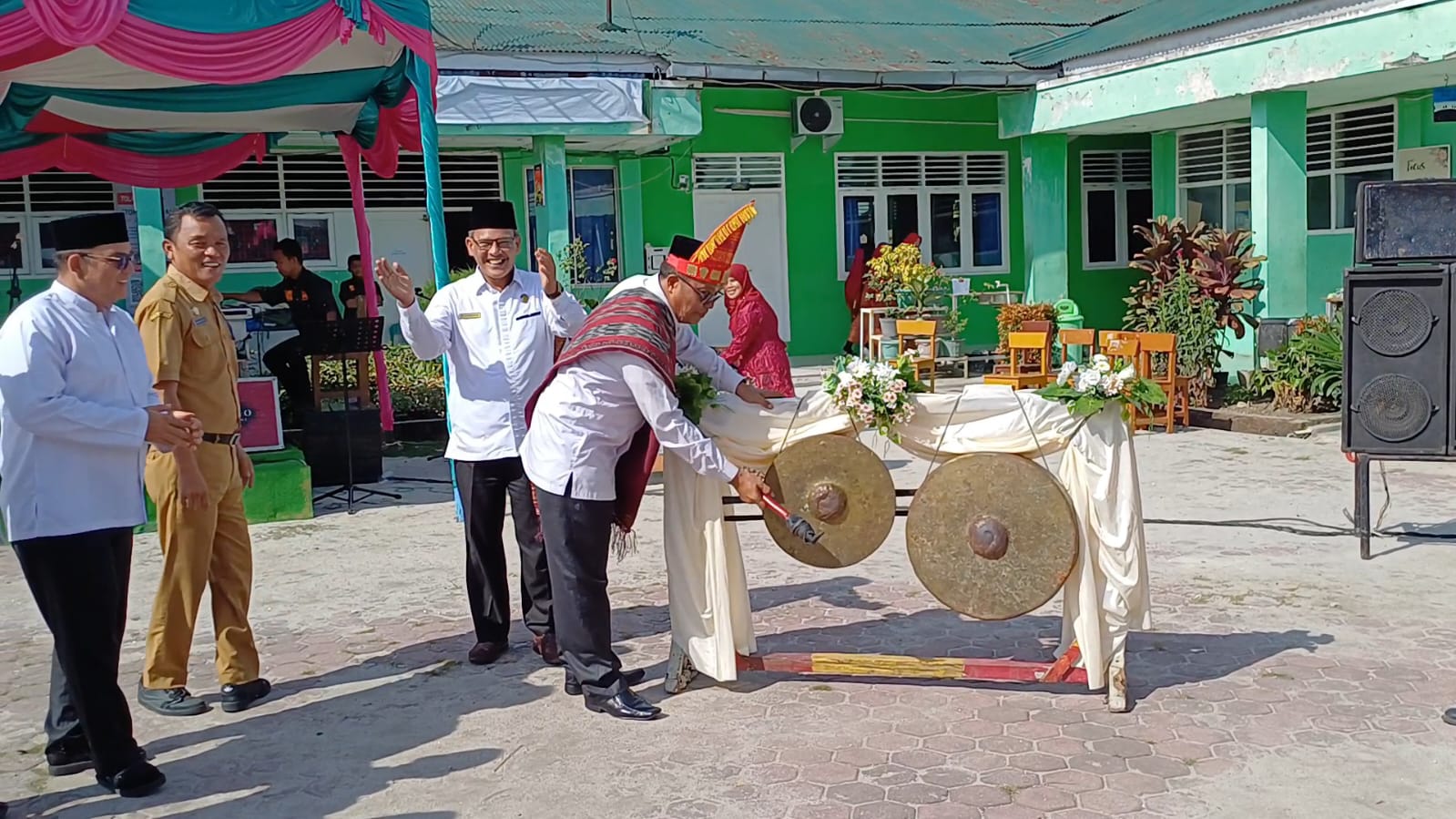 Kepala MAN Pematangsiantar, Lintong Sirait pukul Gong Saat Membuka Pentas Taman Budaya